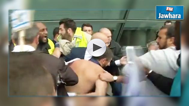 France : Les chemises des dirigeants d'Air France arrachées par des manifestants (Vidéo)