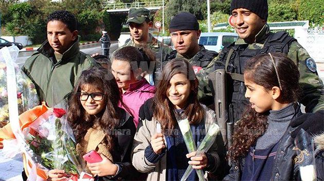 Des écoliers rendent hommage aux agents de la Garde présidentielle au Palais de Carthage