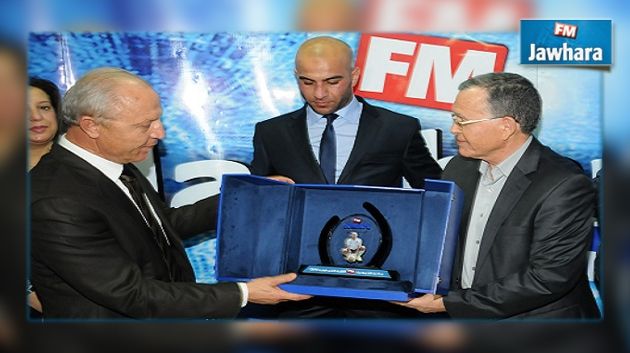 Aymen Abdennour reçoit le prix de Jawhara FM du meilleur joueur de l’année 2015