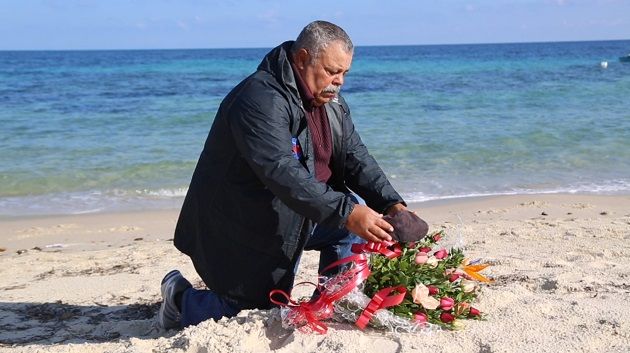 Pour finir l'année, le nageur Nejib Belhedi se recueille sur la scène de l'attentat de Sousse
