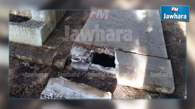 Deux tombes dans un cimetière chrétien profanées