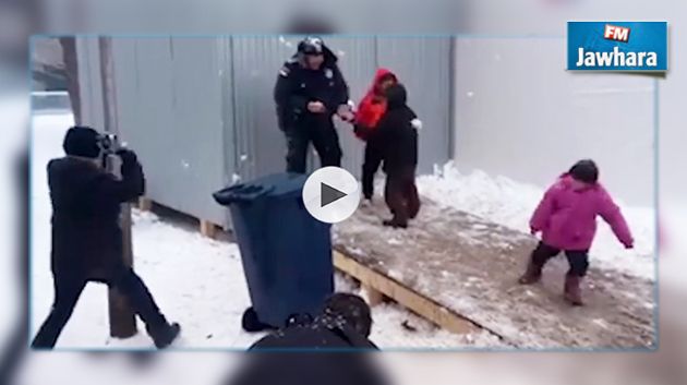En vidéo: Des policiers serbes rendent le sourire à des enfants réfugiés