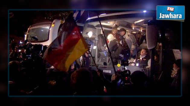 Merkel en faveur de l'expulsion des réfugiés condamnés : Un élu allemand lui envoie tout un bus !