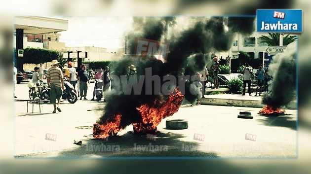 Medenine : Des protestataires bloquent l’entrée de la ville avec des roues brûlées