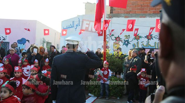 Salut du drapeau dans un jardin d'enfants à Bouhsina avec les forces de police et de la garde nationale