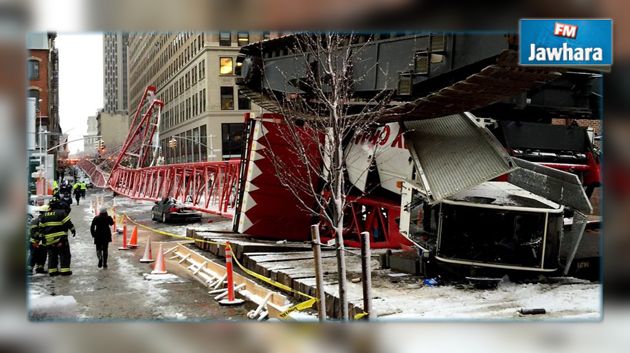 En vidéo: Une grue géante s’écroule en plein cœur de New York et fait un mort