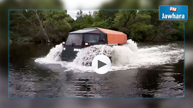 En vidéo, un véhicule tout-terrain qui roule dans l'eau