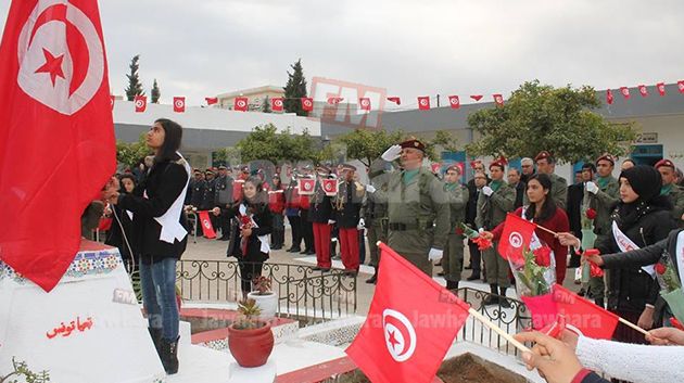Salut le drapeau tunisien au collège de Lamta avec l'armée nationale