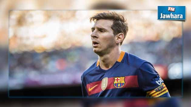 Une supportrice reçoit la frappe de Lionel Messi en pleine tête