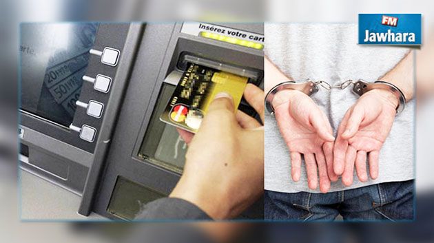 Arrestation de deux étrangers qui volaient de l’argent via des cartes dérobées