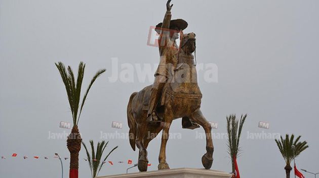 Inauguration de la statue du leader Habib Bourguiba devant le palais présidentiel de Monastir