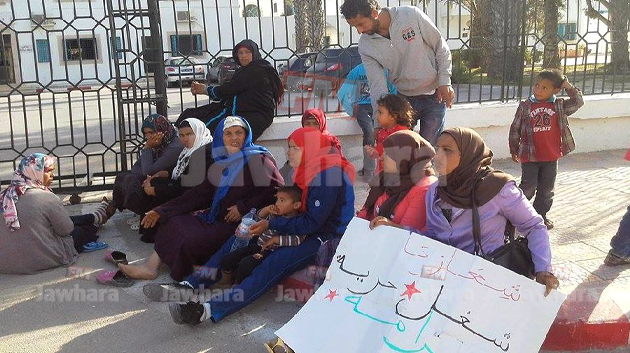 Les protestataires du champ pétrolier de Sidi Kilani, devant le siège du gouvernorat de Mahdia