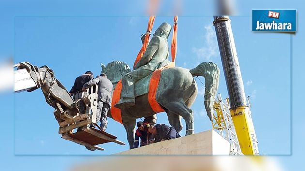 La statue de Bourguiba déplacée de la Goulette à l’avenue principale de Tunis