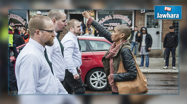 Photo du jour : Une femme lève le poing face à 300 néo-nazis suédois