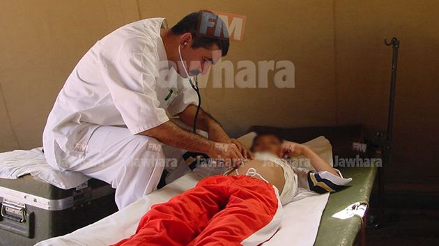 Le feu Dr. Fethi Bayoudh au cours d'une mission humanitaire à l'étranger