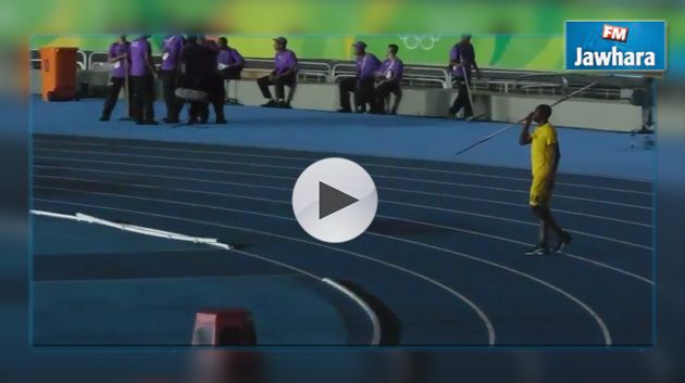 Bolt s'essaye au javelot en pleine nuit