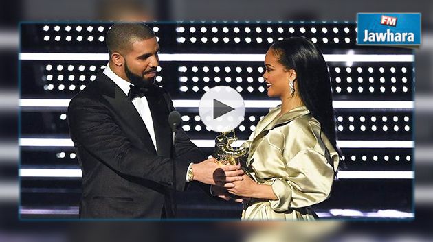 MTV Video Music Awards: Rihanna reçoit le prix Michael Jackson des mains de Drake
