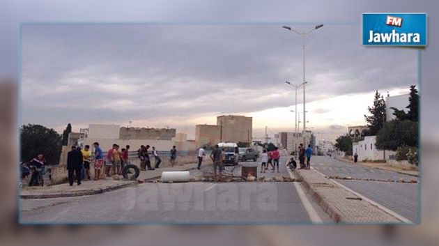 Khmouda: Des habitants protestent et boquent la route