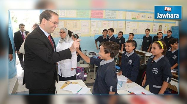 Rentrée scolaire: Chahed, accompagné par son institutrice, visite l'école Hédi Khefacha