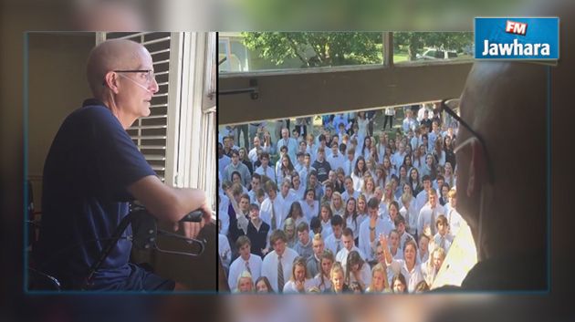 Etats-Unis : 400 étudiants chantent pour leur professeur atteint d'un cancer (Vidéo)