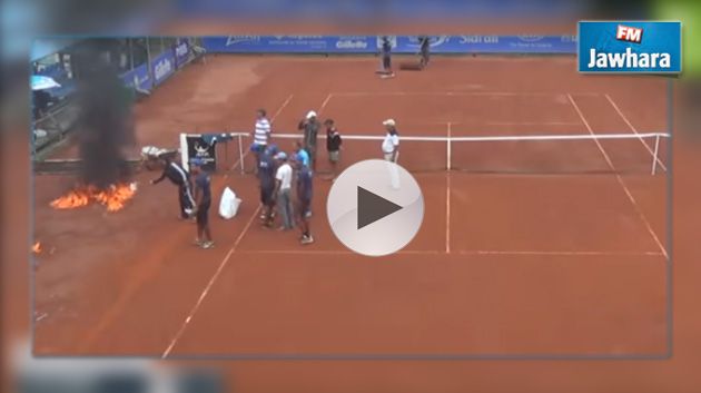 Au Maroc, pour sécher le terrain de tennis, ils y mettent le feu..