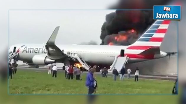 Chicago: Un avion prend feu sur le tarmac d'un aéroport (vidéo)