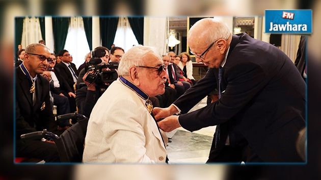 Le président de la République décore plusieurs grands artistes