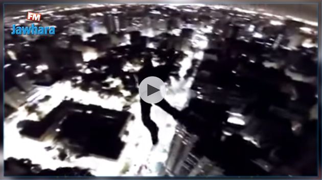 En vidéo, ils sautent d'un immeuble de 40 étages..