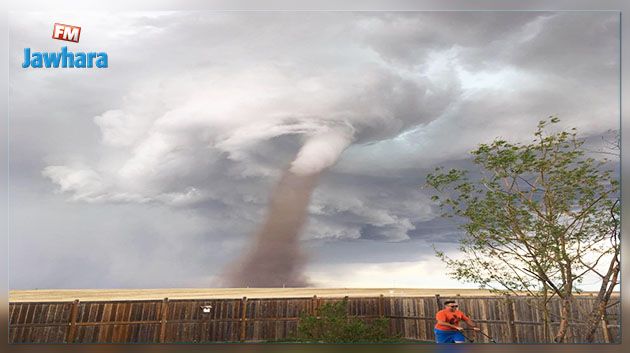 La photo qui affole les internautes : Il tond sa pelouse sous la menace d'une tornade