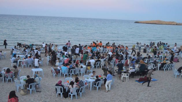 Monastir : Rupture du jeûne collective sur la plage de Garaaya