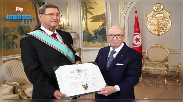 Habib Essid décoré des insignes du Grand cordon de l’ordre de la République