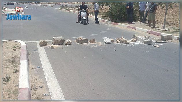 Kairouan : Des parents d'élèves en colère bloquent la route reliant El Alâa et Haffouz