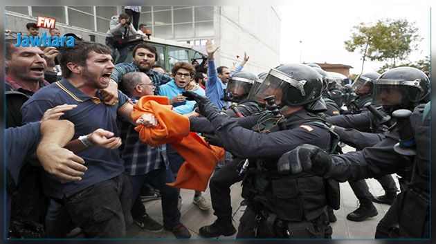 Référendum en Catalogne : Des dizaines de blessés lors d'affrontements entre la police et les électeurs 