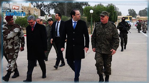 Le chef du gouvernement en visite d'inspection à la caserne de Remada 