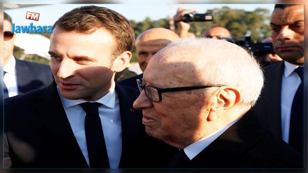 Bain de foule pour Macron à la Médina de Tunis
