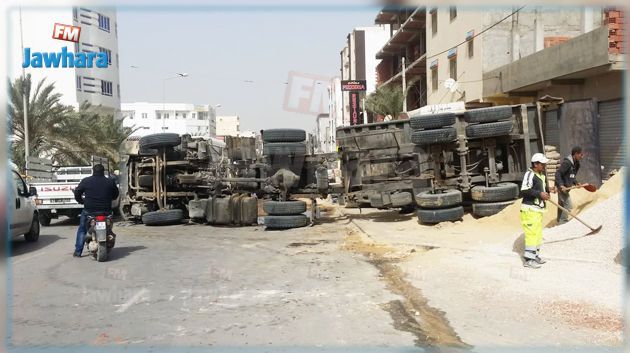 Un camion se renverse au centre-ville de Gabès 