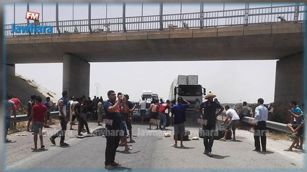 Des protestataires bloquent la route nationale n°1 et l'autoroute Tunis-Sfax