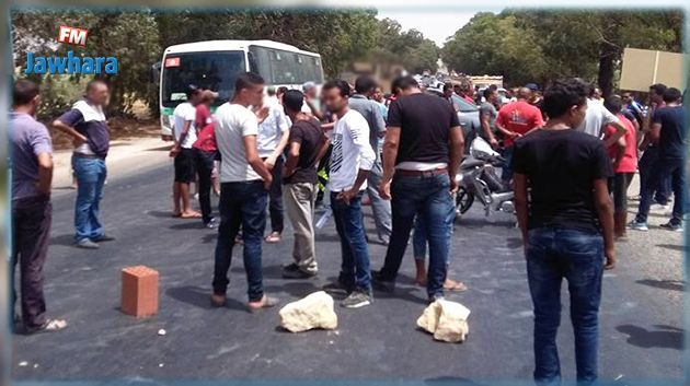 Kairouan : Privés d'eau potable, des protestataires bloquent la route reliant Haffouz à El Oueslatia