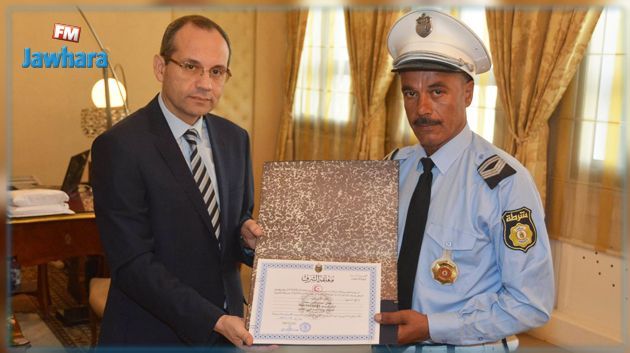 Le ministre de l'Intérieur reçoit le policier agressé à Bizerte