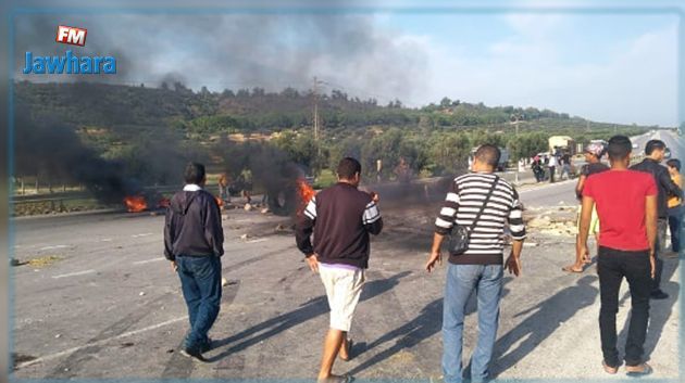 Des protestataires bloquent la route à Nabeul