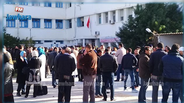 Mahdia : Des enseignants protestent devant la délégation régionale de l'Education