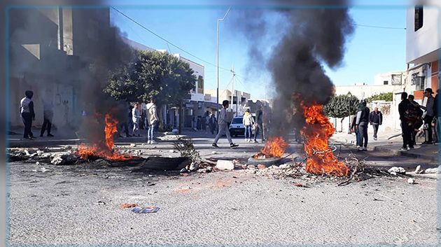Cherté de la vie : Des protestataires bloquent la route à Kasserine