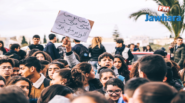 Des élèves manifestent devant le siège de Jawhara FM 