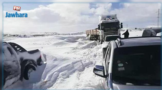 Kasserine : Evacuation de 44 personnes bloquées par la neige et trois camions libyens