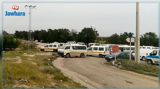 Augmentation des prix des carburants : Les propriétaires des louages bloquent la route à Melloulech