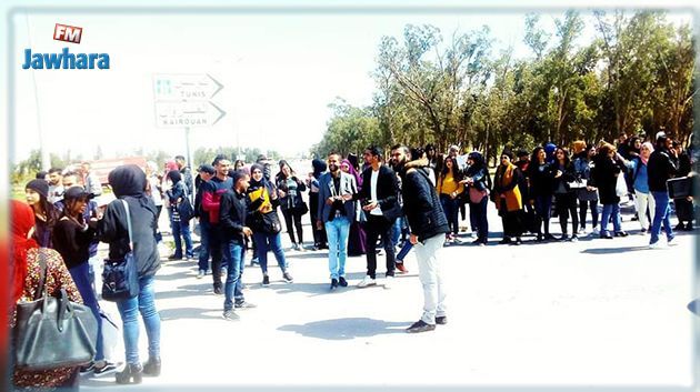 Kairouan : Des étudiants de la faculté des Lettres bloquent la route