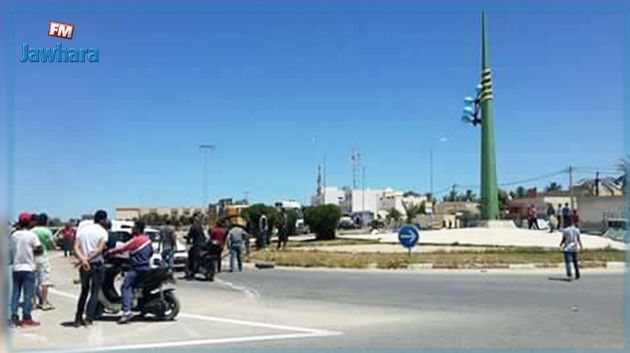 Gabès : Privés d'eau potable, des protestataires bloquent la route nationale n°1