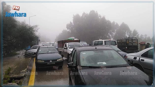 Ain Drahem : Les propriétaires de véhicules de transport rural bloquent la route