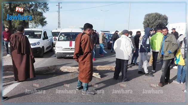 Des protestataires bloquent la route entre Sousse et Kairouan