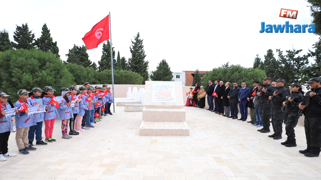 Hommage au martyr Jamel Abdeljalil au Cimetière des martyrs à Akouda 